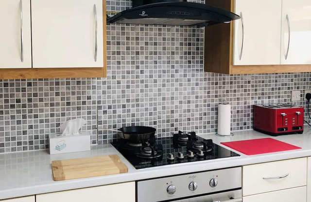 Fully Furnished 2-Bedroom Apartment Near London Heathrow