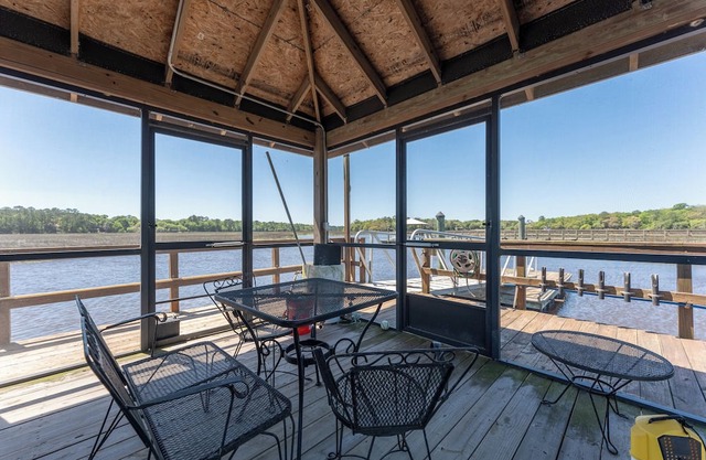 Deepwater Dock, Kayaks, Marsh Views, Sleeps 10!