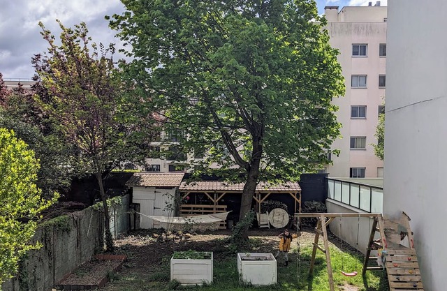 House with garden near subway and banks of the Marne
