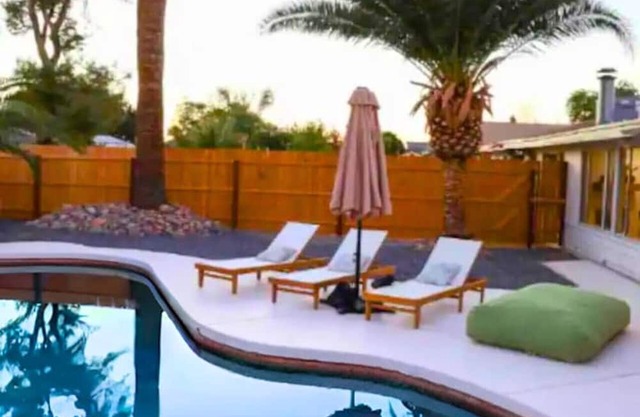 Spacious 5BR Oasis w Heated Pool - Perfect for Fam
