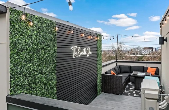 NEW Urban Seattle Retreat~Rooftop Deck~Hottub