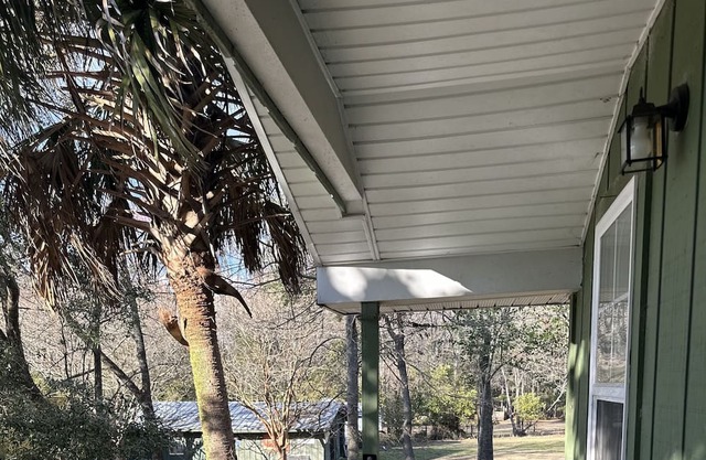 Cozy 2-bedroom cottage in charming Summerville with WiFi, AC