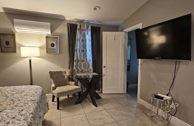 12min/Universal, 5/min to Downtown. Hotel Room Style in a Cozy House in Florida