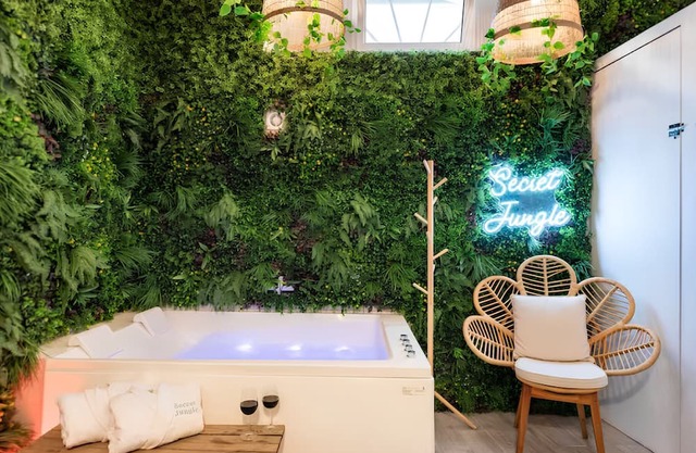 Secret Jungle Suite Romantique Cachée Bordeaux, Balnéo Jacuzzi & Home Cinéma