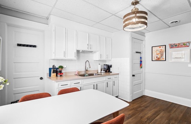 Large Groups: Entire Duplex Near Clinic & Downtown