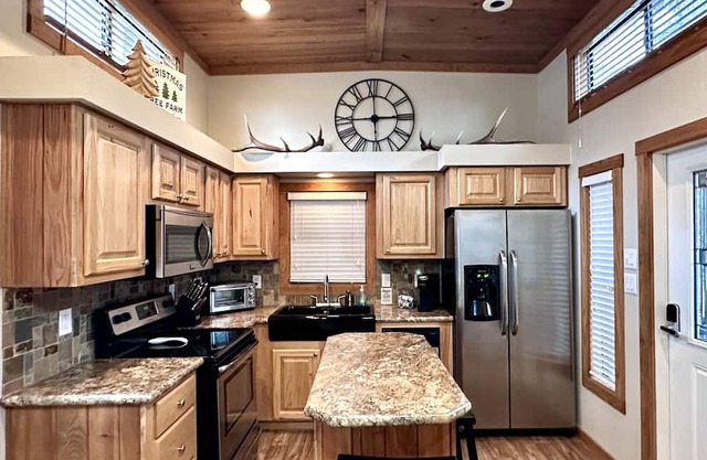Cozy cabin on the edge of the woods yet close to downtown Lindale.
