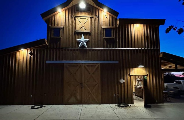 Modern Barn Retreat near Yosemite on a working cattle ranch. Pet Friendly.
