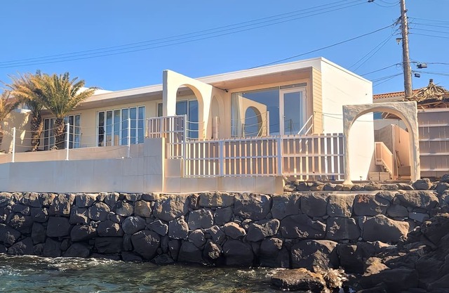 제주시 서쪽에 위치한 바다 바로 앞 신상 풀빌라 신축, 하루 1팀, 24시간 온수 인피니티 풀, 자쿠지, 운이 좋으면 돌고래도 볼 수 있습니다