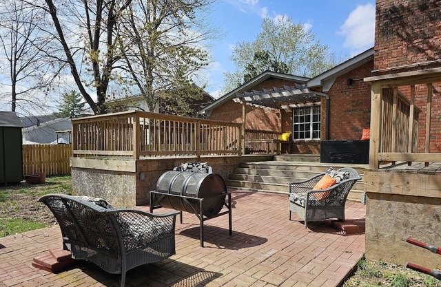 New lower price! Spacious single family home near Churchill Downs!
