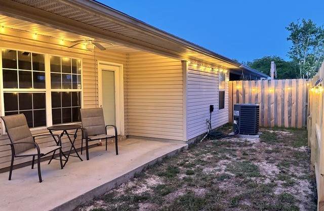 Your Cozy Retreat in the Heart of Niceville - Minutes from White Sandy Beaches!