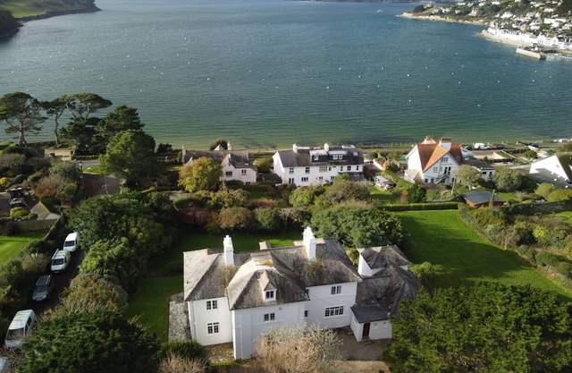 The White House - a holiday home that sleeps 9 guests in 5 bedrooms