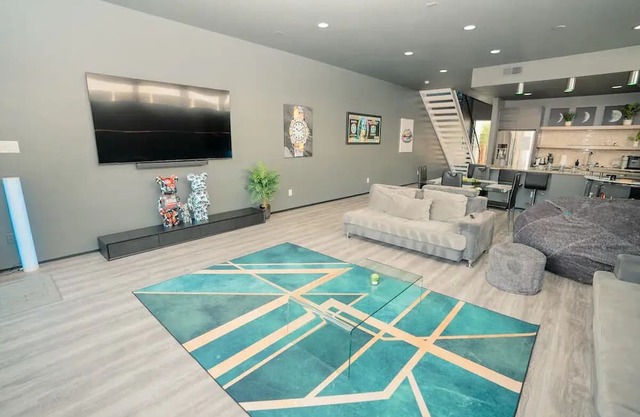 3 bedroom Modern home in Uptown 80 inch TV