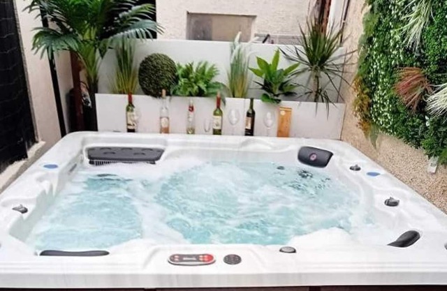 Homerez - Big house for 19 ppl. with jacuzzi and garden at Tremblay-en-France