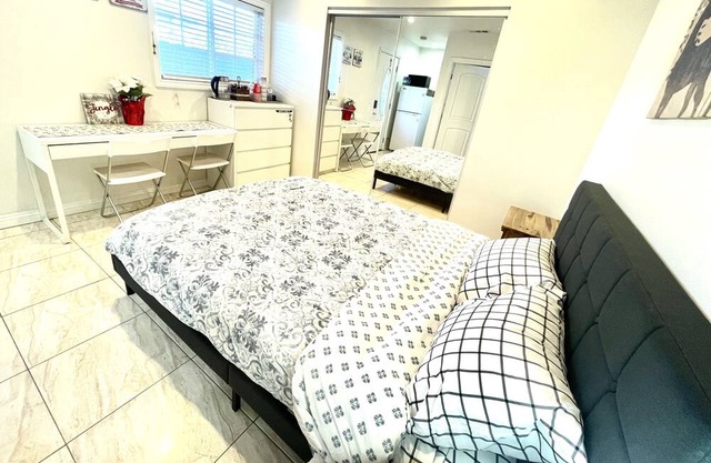 A peaceful private room, perfect for vacation and traveling. Located near Disney