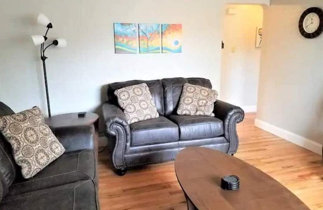 Near MileHigh/Pepsi Cntr A/C W/D Parking King bed