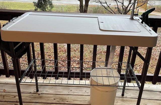 Rustic Lake-house Cabin in the heart of Grenada Lake. 1.5 miles to boat landing.