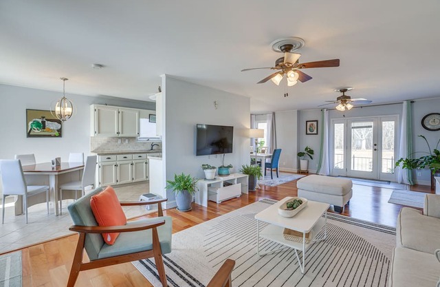 Riverfront Wilsonville Home w/ Dock & Fire Pit!