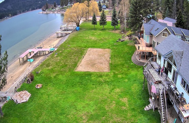 Charming waterfront home with 4 bedrooms 3 bath and WiFi, AC in Laclede Idaho