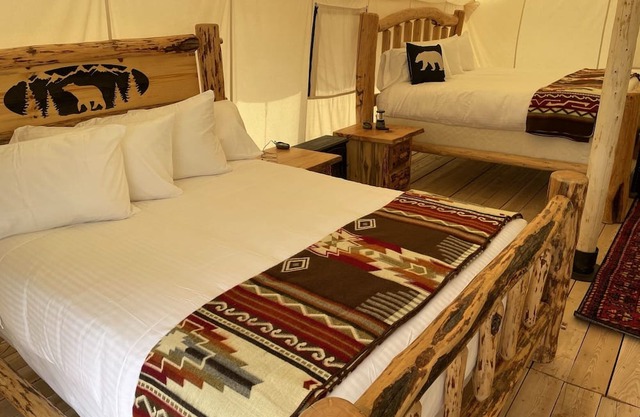 Glamping tent in Paradise Valley only 27 miles from Yellowstone National Park