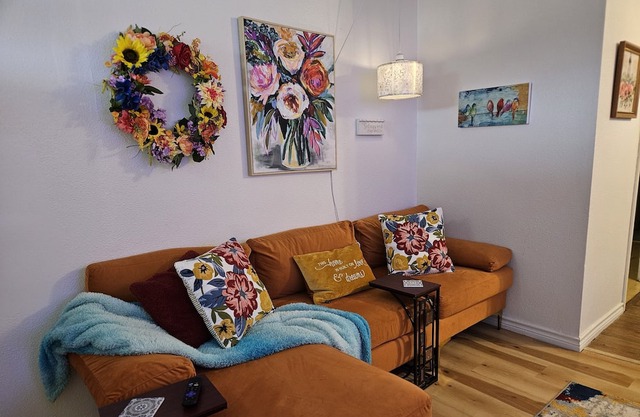 Cute and cozy 2 bedroom cottage - centrally located and charming!