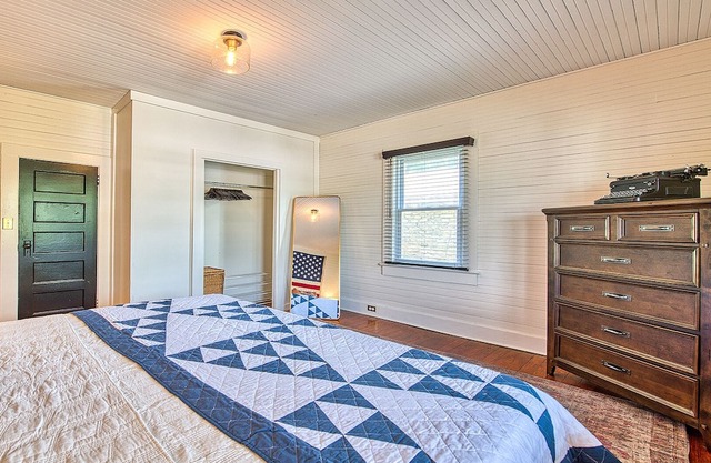 Americana Cottage nestled in the mountains outside of Asheville!