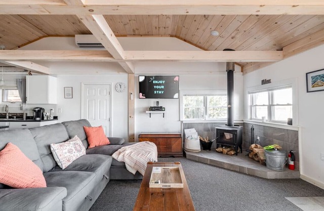 Cozy Cabin Escape: Waterfront Charm & Sunrise