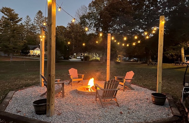 The Periwinkle Cottage 3 bedroom 3 bathroom Sleeps 6 Located in Flat Rock, NC