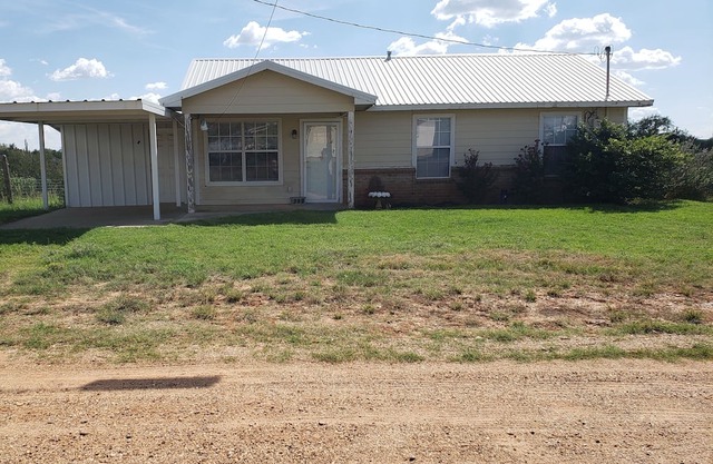 Comfortable cottage in Matador TX with fenced back yard. Pet and horse friendly!