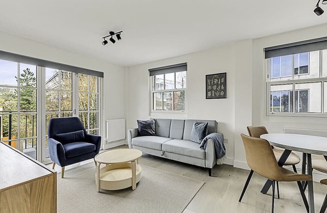 Sunny 2-Bed Gem in Chiswick