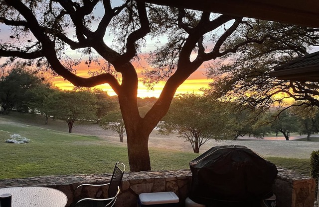 Hill Country Cottage retreat w/ cool Sunsets. Quiet Refreshment for the Soul.