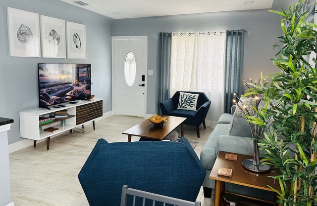 The Blue Oasis w/private pool. Pet-Friendly!