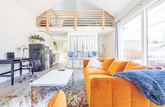 Entire house on Mapleton Hill. Amazing location walk Pearl and everything else.