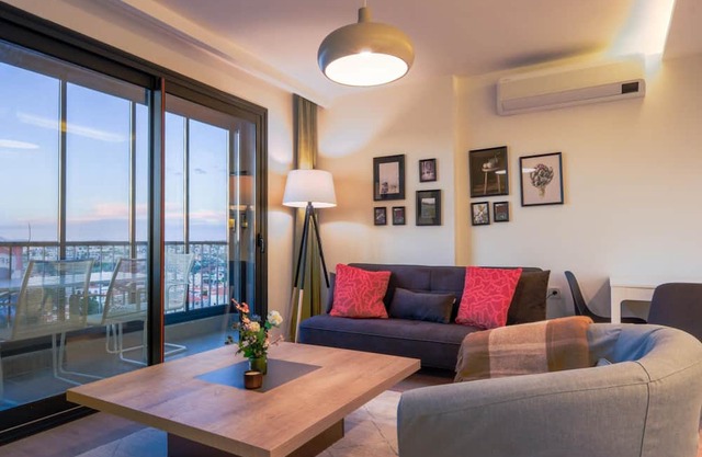 Comfy Flat with Balcony 5 min to Cesme Marina