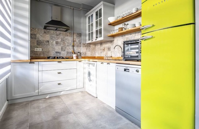 Vibrant Flat next to Bostanci Marmaray Station