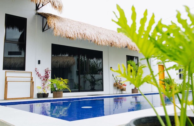 Resort Living w/ Swimming Pool, Wi-fi, Free Parking, Kitchen, Hot Water