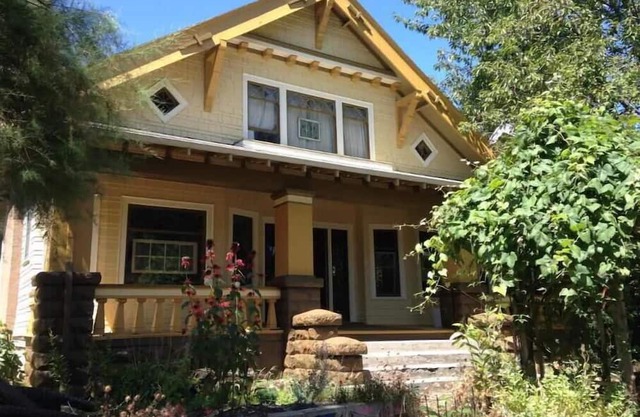 Cozy, comfortable 3-room "suite" in vibrant Alberta/Mississippi neighborhood.