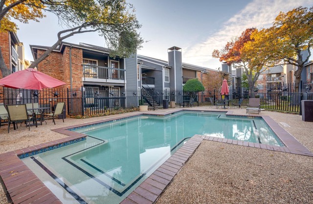 Dallas Condo w/ Community Outdoor Pool!