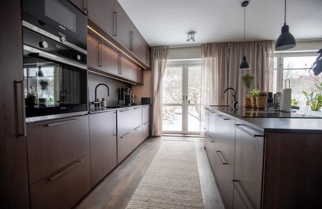 Charming, spacious townhouse 10-15 mins from city