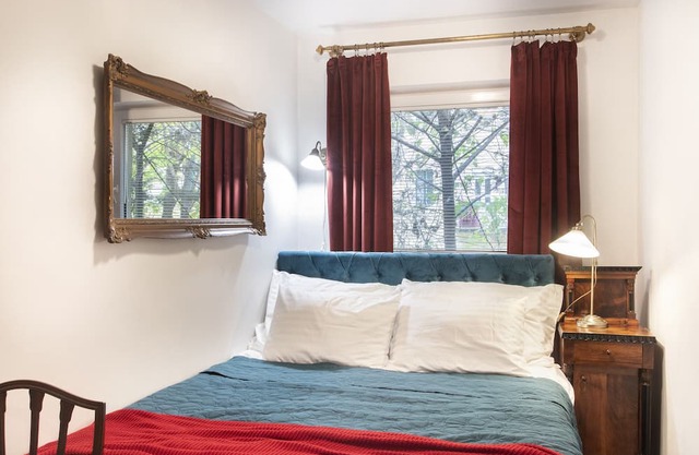 5 min walk to Buda castle, private patio and garden, detached garage, winefridge