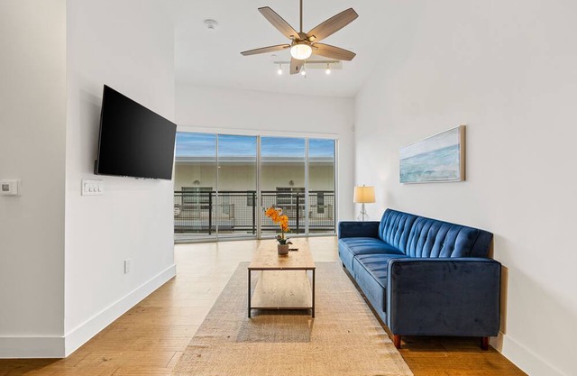 Luxury Apartment - 1 King Bedroom 2 Full Bathrooms
