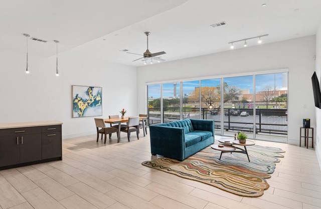Luxurious Dallas Downtown Apartment - King Bed