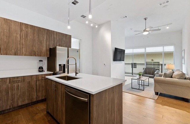 Luxury Flat in the City - King Bed!