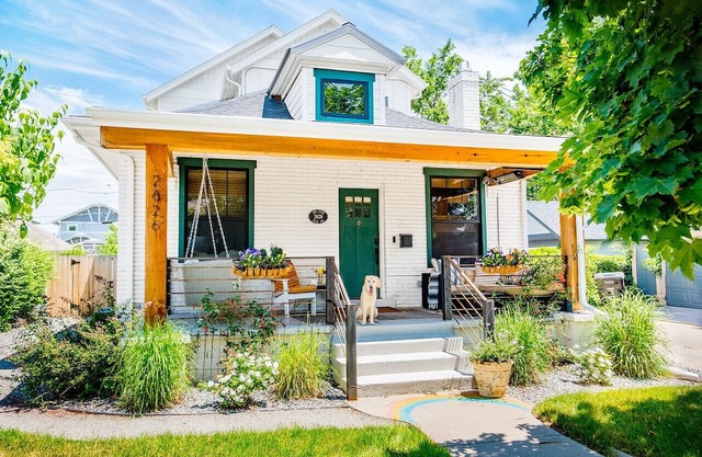 Gorgeous remodeled Bungalow with front and backyard space- walk to restaurants!