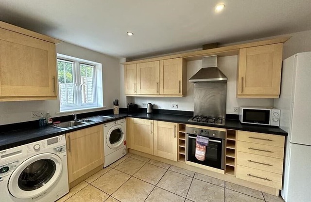 Chervil House: Stoke's Spacious 5-Bed Gem, Book for a Splendid Stay!