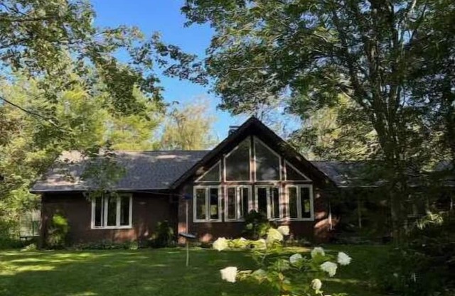Sun-Soaked Chalet Near Lake and Ski Mountain