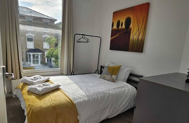 Newly Renovated Finsbury 3-Bedroom Apartment (1st floor)