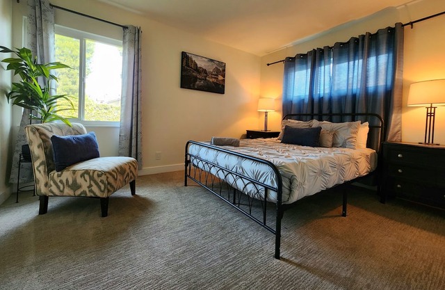 Sunlit Sanctuary: 4BR for Families & Pets