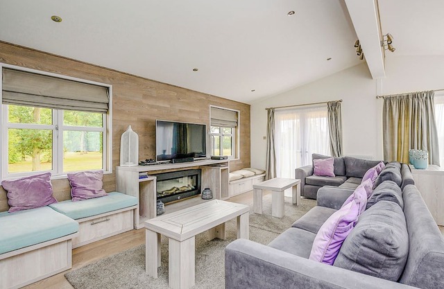 A stunning lodge with one master double with en suite.