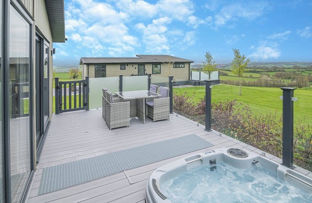 2 bedroom accommodation in Midsomer House, East Compton