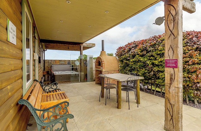 Luxurious and stylish modern lodge with one master double and one twin.